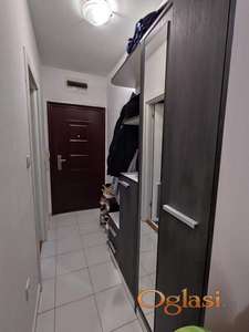 **JEDNOSOBAN STAN NA NOVOJ DETELINARI – NAMEŠTEN,  TOP LOKACIJA**